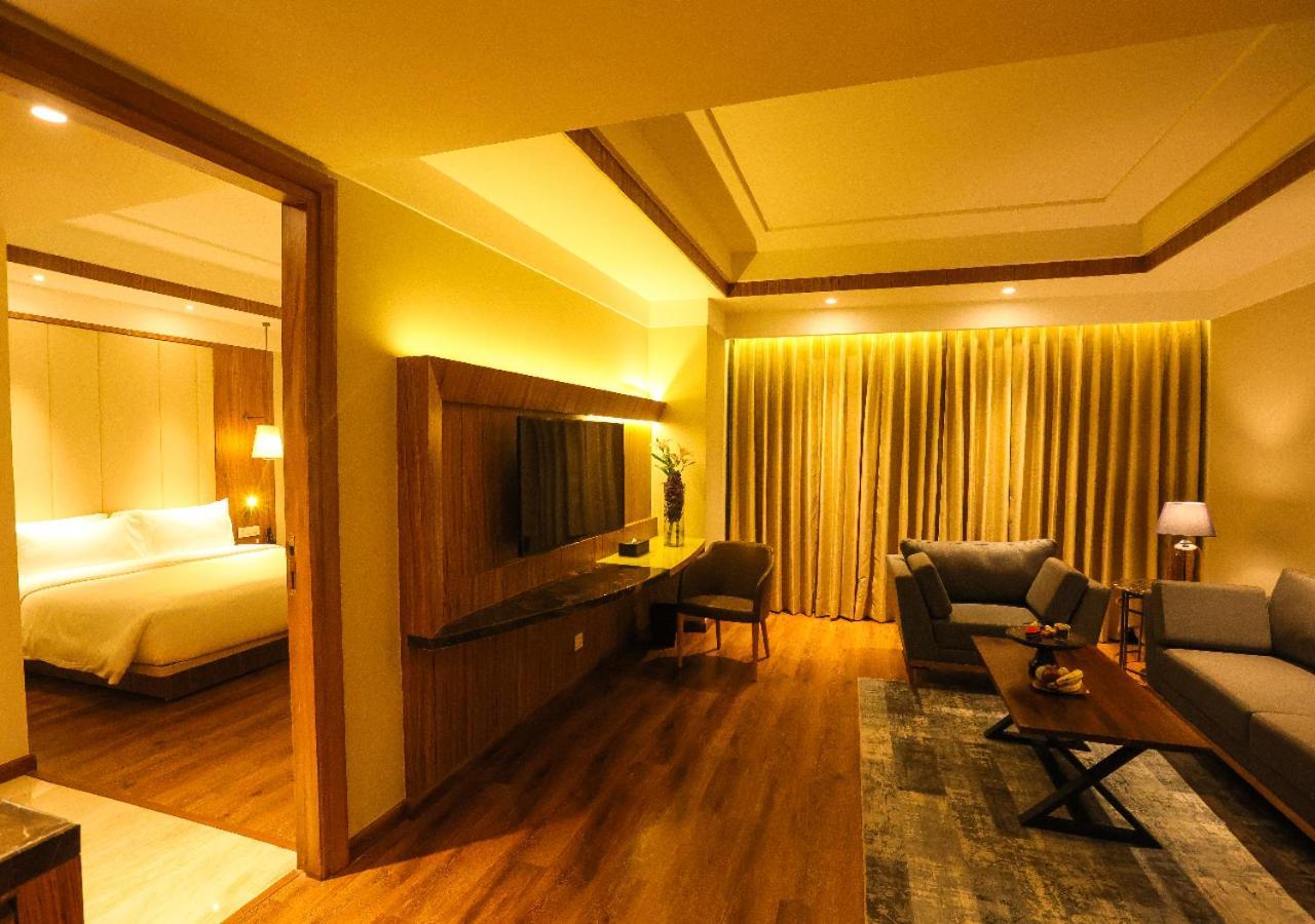 Radisson Bhopal Hotell Exteriör bild