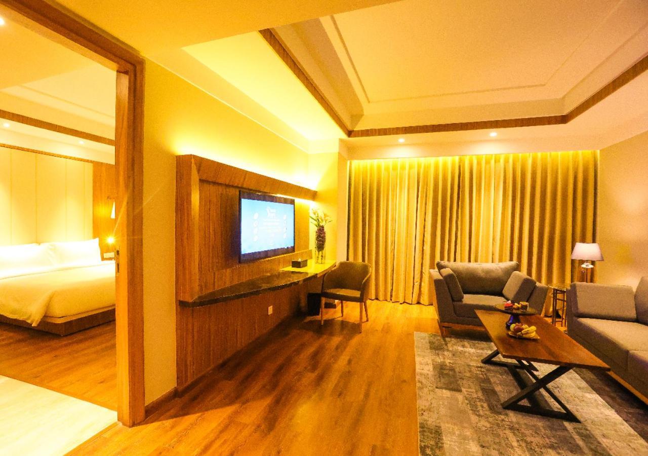 Radisson Bhopal Hotell Exteriör bild