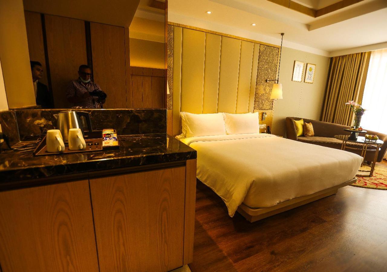 Radisson Bhopal Hotell Exteriör bild